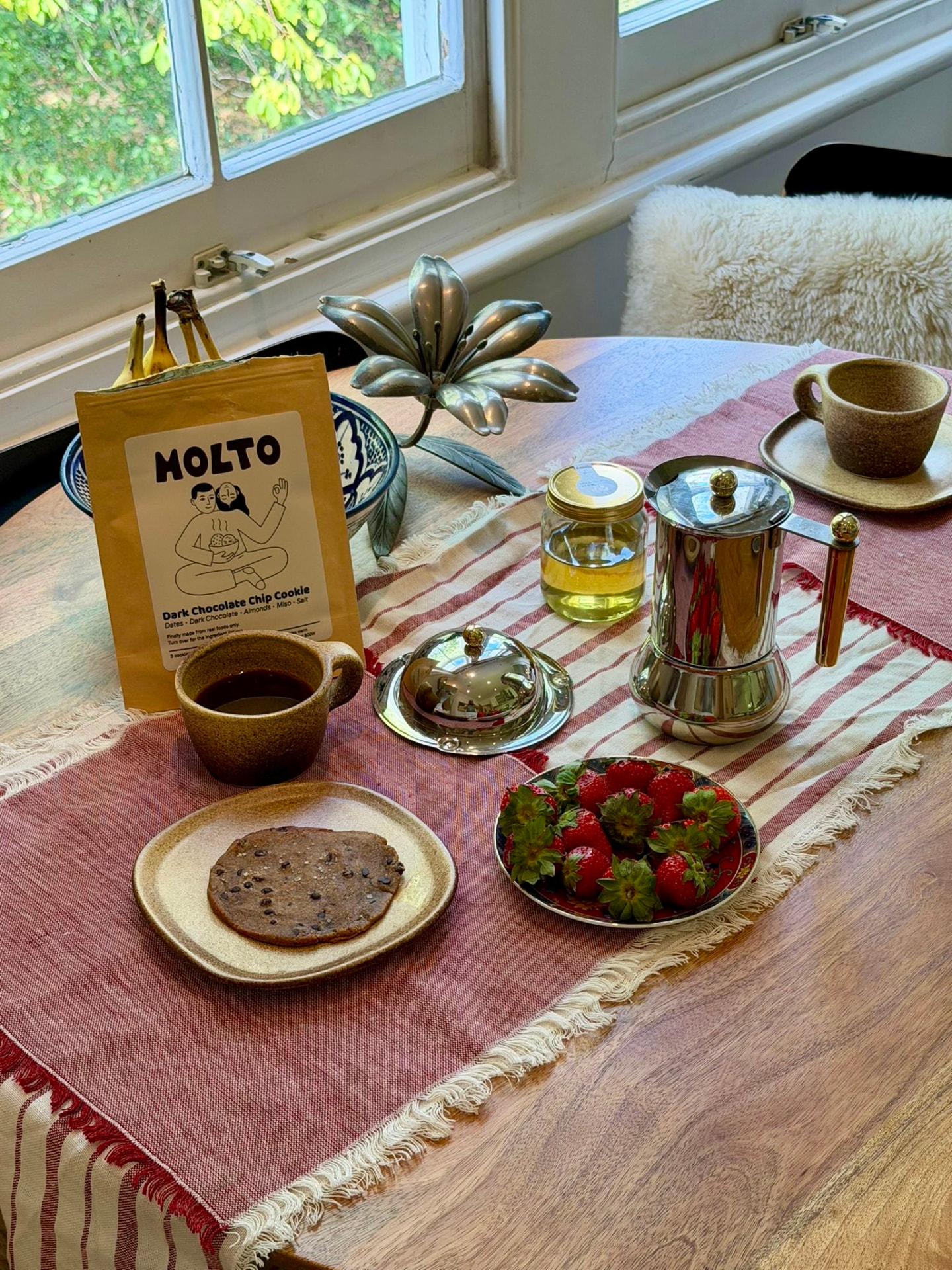 MOLTO pouch and cookie on a breakfast table with coffee