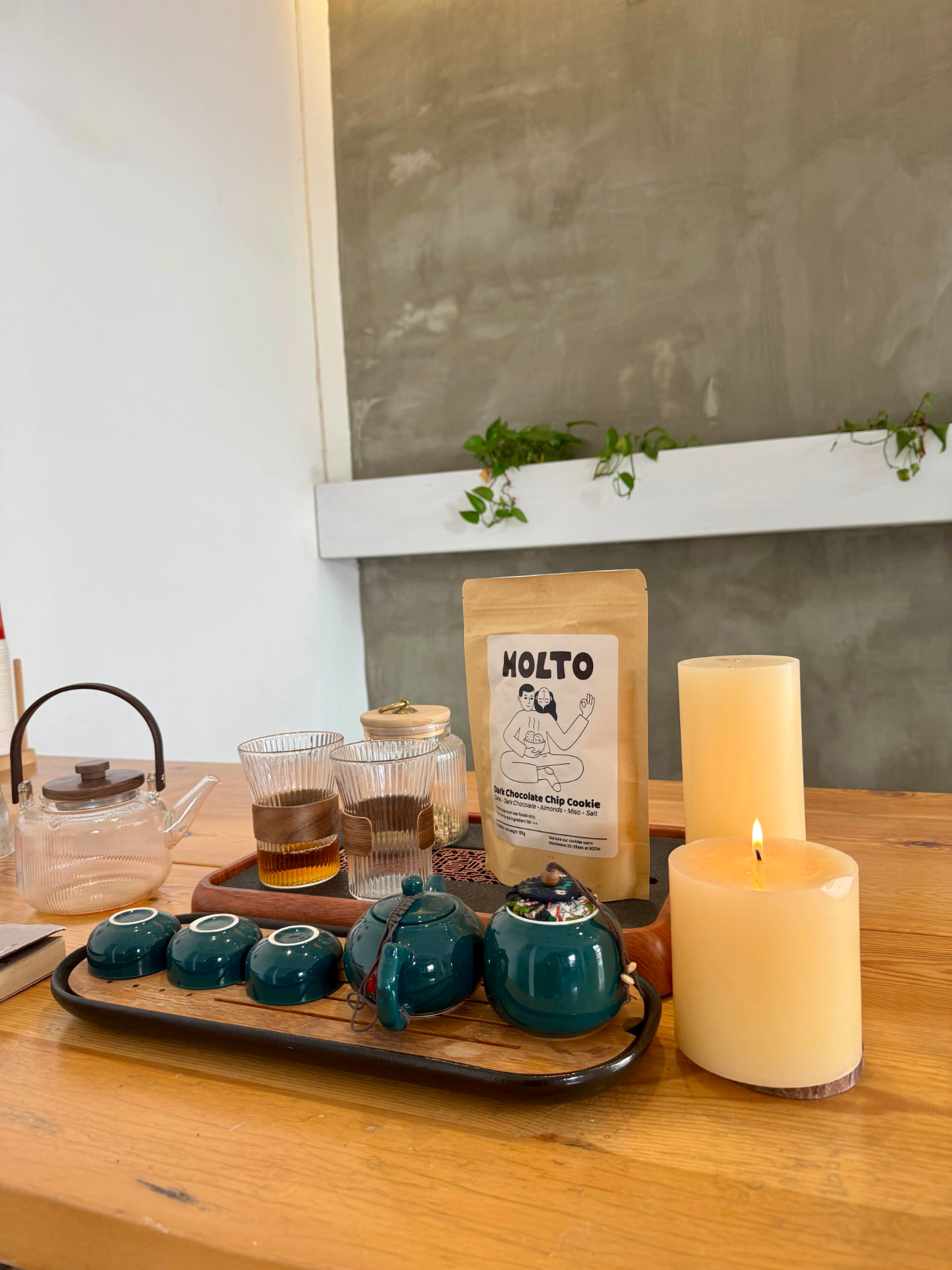 MOLTO pouch on a tea tray with candles
