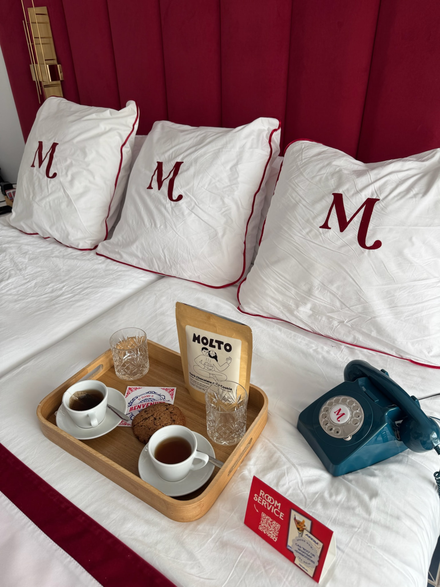 MOLTO pouch and cookie on a hotel room service tray