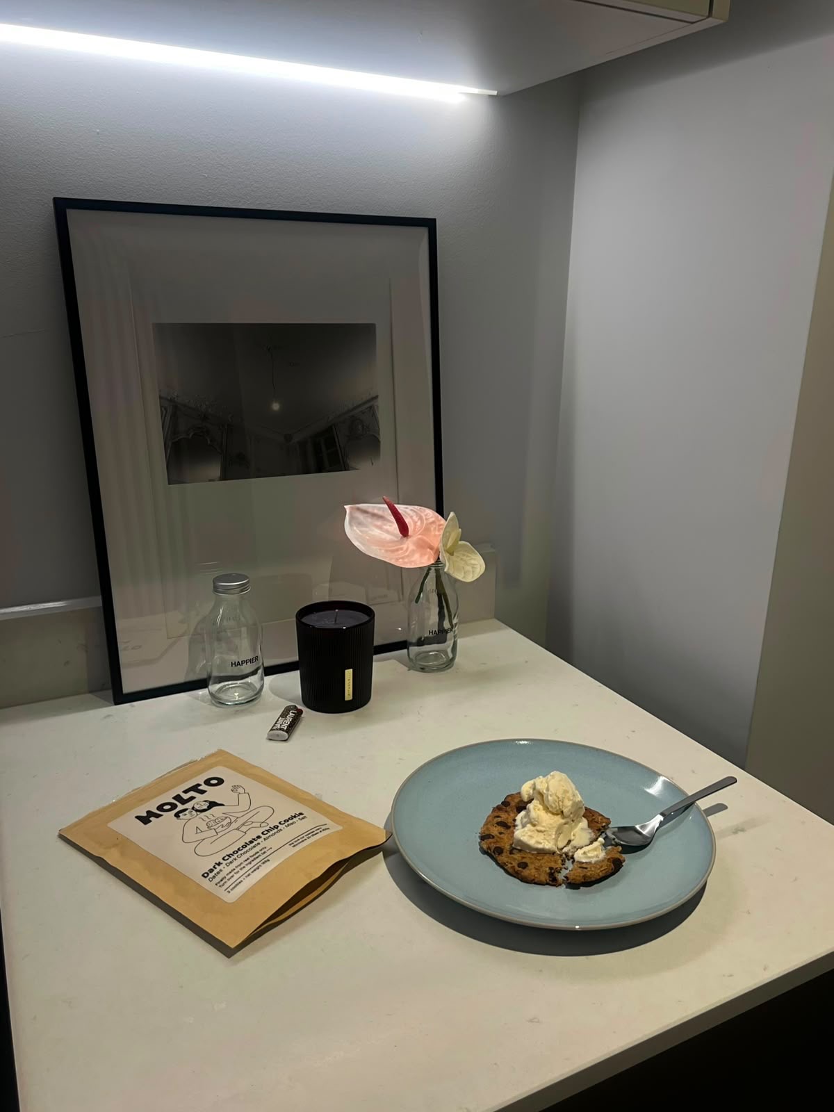 MOLTO cookie pouch and warm cookie with ice cream on a table