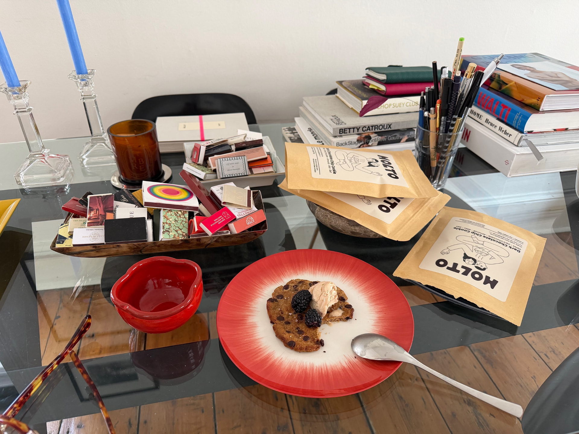 MOLTO cookie with ice cream on a desk